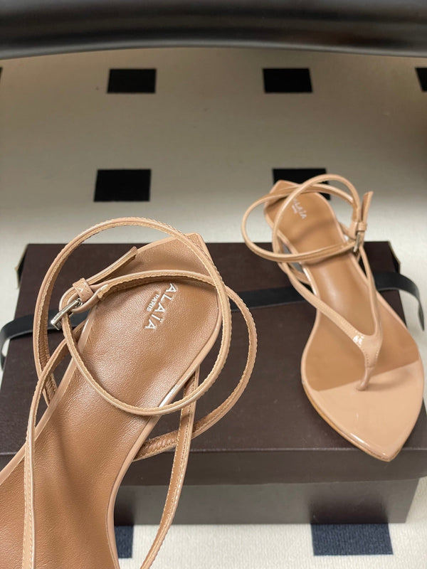 Alaia Thong Sandals Light Begie 3cm Patent Leather 835289