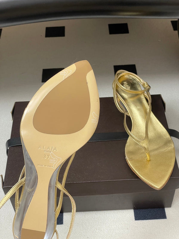Alaia Thong Sandals Gold 3cm Patent Leather 835285