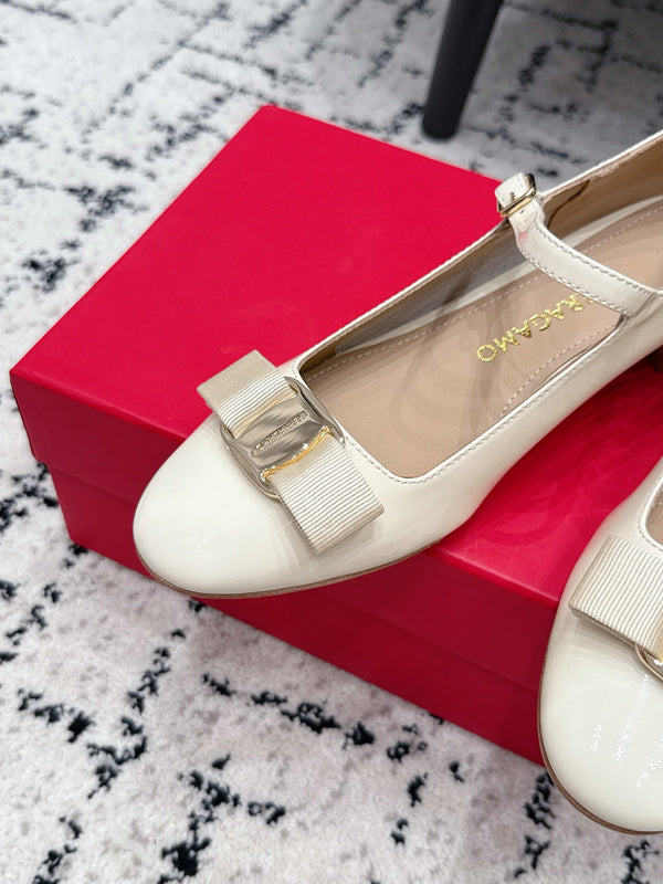 FG Vara Bow Round Toe Mary Jane Pumps 3.5cm White Patent Leather 458402