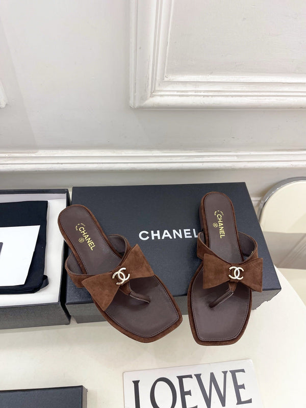CC Bow Thong Flat Sandals Dark Brown Suede 891776