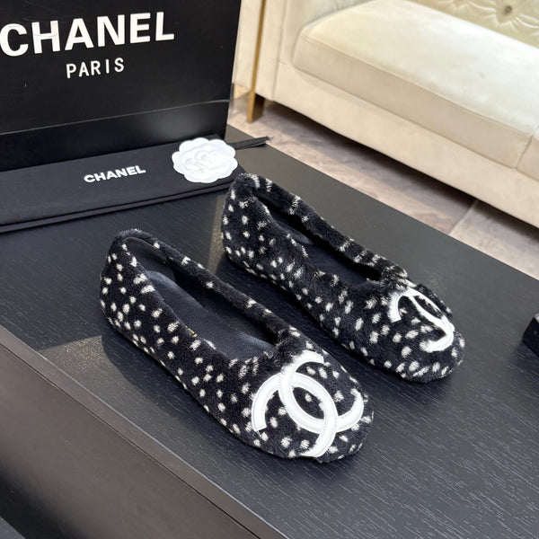 CC 26K Ballet Flats CC Logo White Black Shearling 140058