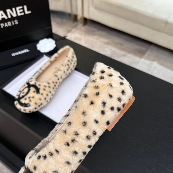 CC 26K Ballet Flats CC Logo Beige Black Shearling 140057