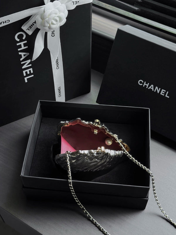 CC 26M Oyster Minaudière 17.5cm Hammered Metal Pearl
