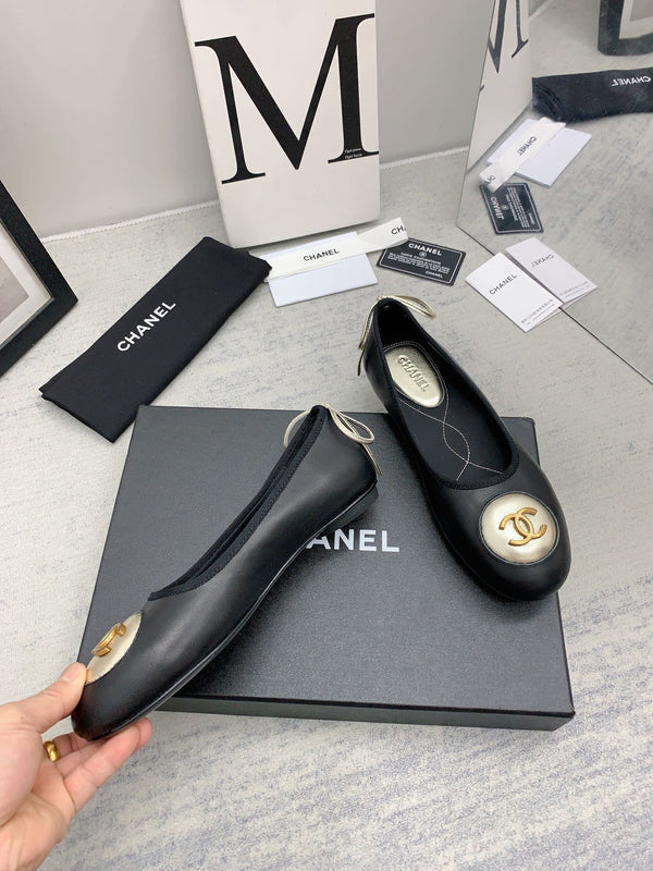 CC 26ss Medallion Ballet Flats Gold-Tone Detail Black Leather 162260