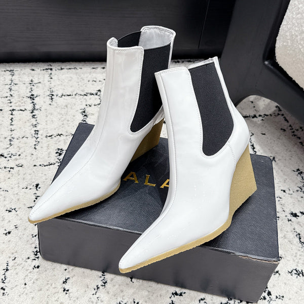 Alaia 26FW Pointed-Toe Chelsea Ankle Boots 9cm Cube Wedge Heel Patent Lether 197005