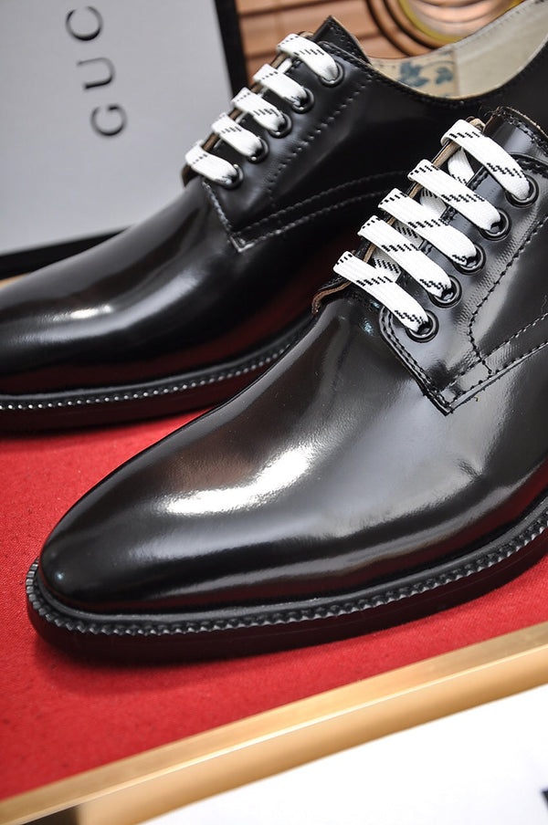 Mocassino da uomo GG in pelle verniciata nera 135542