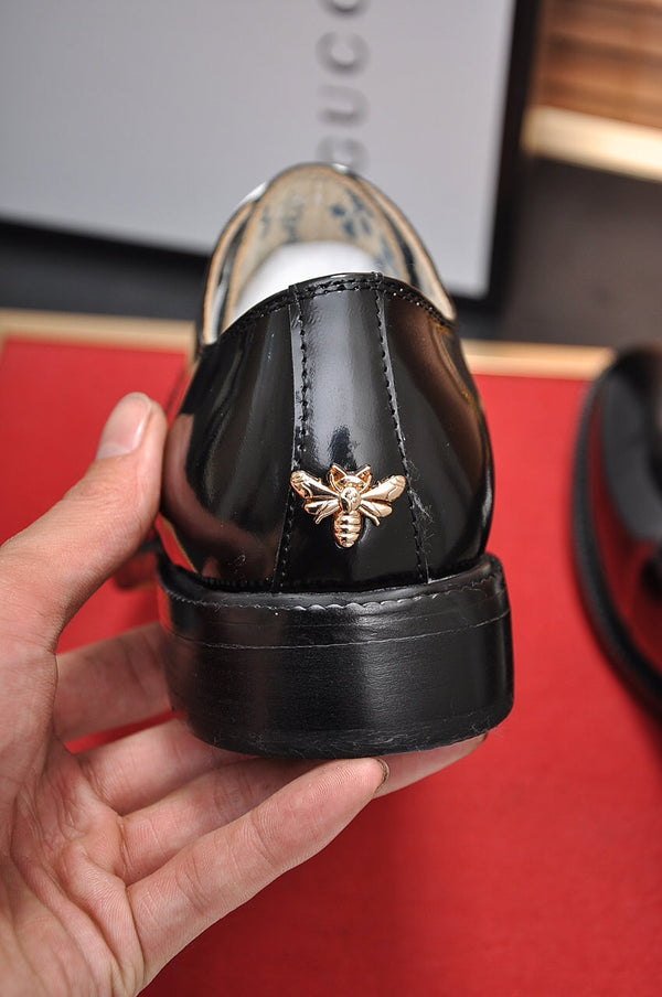Mocassino da uomo GG in pelle verniciata nera 135542
