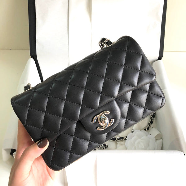 MINI BORSA RETTANGOLARE CON PATTA 20 CM IN PELLE DI AGNELLO NERA E FERRAMENTA IN ARGENTO