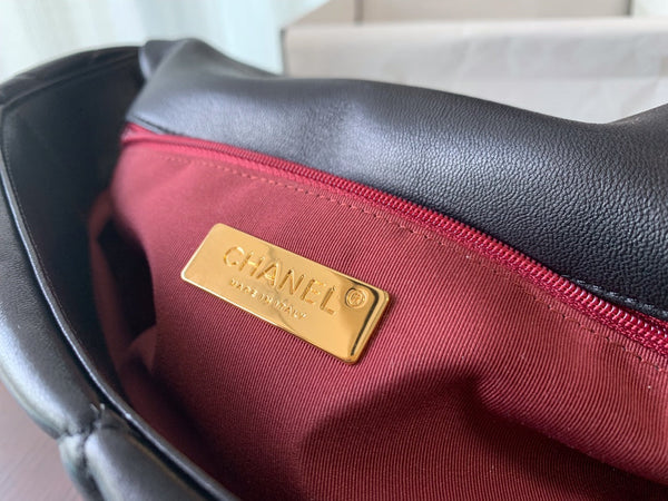 19 FLAP BAG 30 BLACK LAMBSKIN GOLD HARDWARE