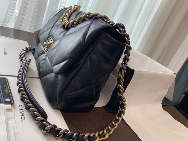 19 FLAP BAG 30 BLACK LAMBSKIN GOLD HARDWARE