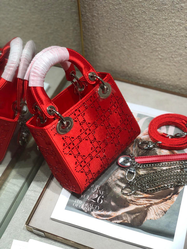 BORSA A MANO LADY 24 IN PELLE DI VITELLO ROSSO CILIEGIA CON RILIEVO DIAMANTE