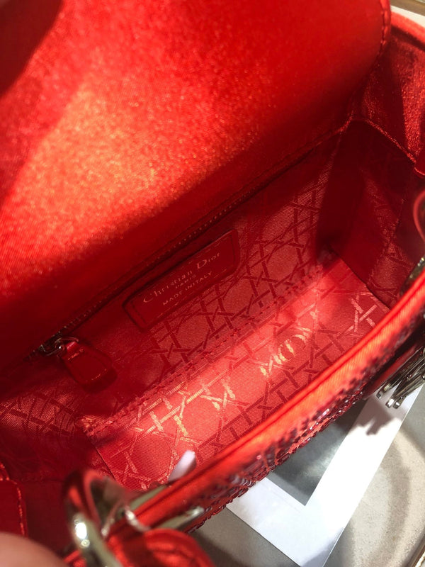 BORSA A MANO LADY 24 IN PELLE DI VITELLO ROSSO CILIEGIA CON RILIEVO DIAMANTE
