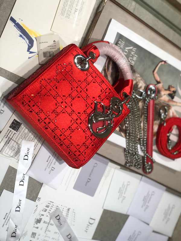 BORSA A MANO LADY 24 IN PELLE DI VITELLO ROSSO CILIEGIA CON RILIEVO DIAMANTE