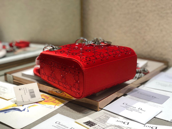 BORSA A MANO LADY 24 IN PELLE DI VITELLO ROSSO CILIEGIA CON RILIEVO DIAMANTE