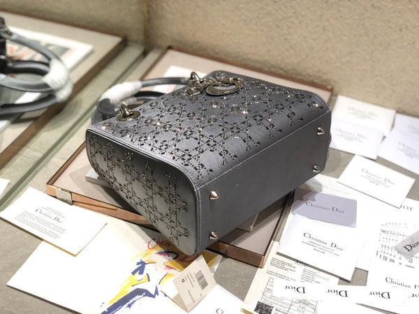 BORSA A MANO LADY 24 IN PELLE DI VITELLO GRIGIA CON RILIEVO DIAMANTE