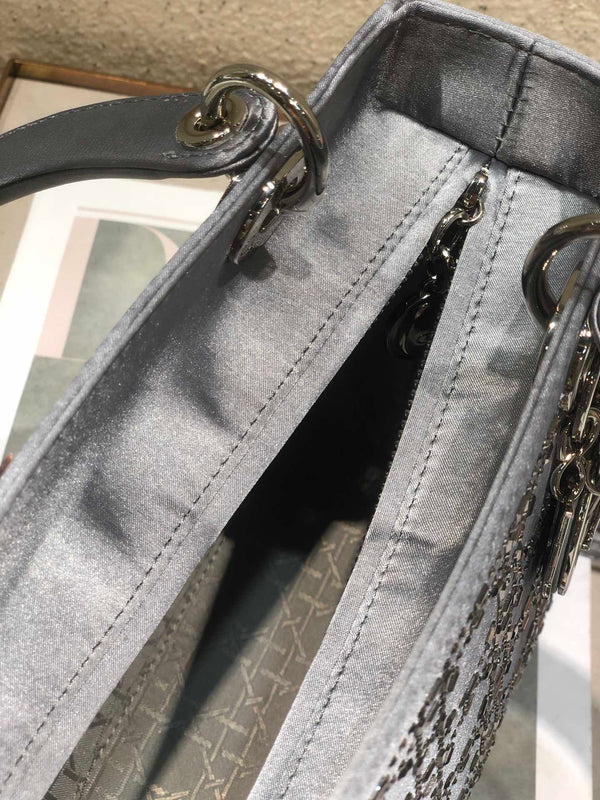 BORSA A MANO LADY 24 IN PELLE DI VITELLO GRIGIA CON RILIEVO DIAMANTE