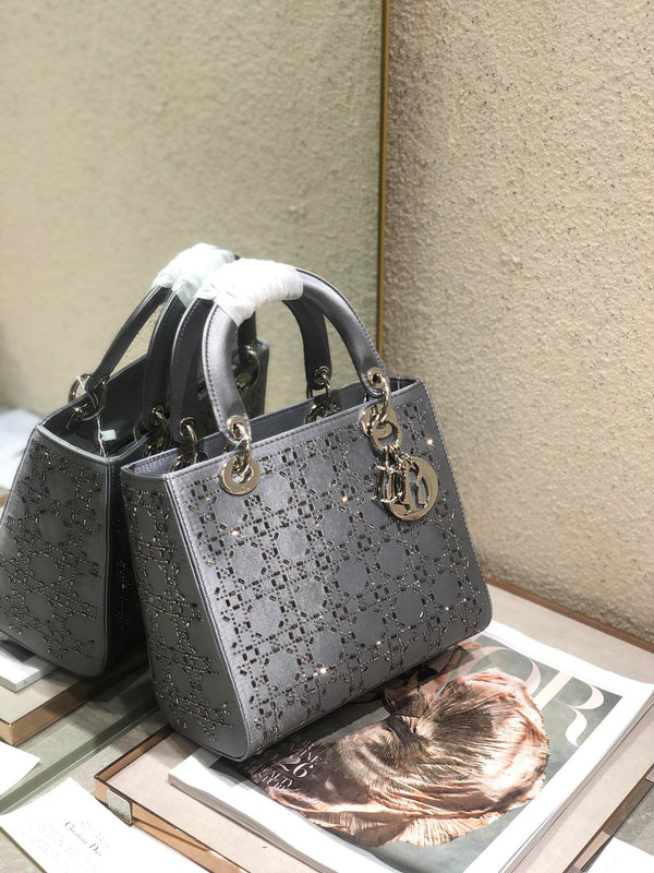 BORSA A MANO LADY 24 IN PELLE DI VITELLO GRIGIA CON RILIEVO DIAMANTE