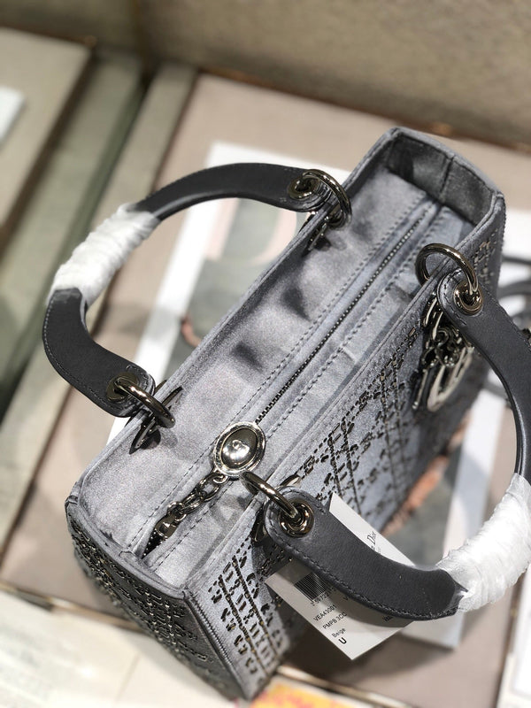 BORSA A MANO LADY 24 IN PELLE DI VITELLO GRIGIA CON RILIEVO DIAMANTE