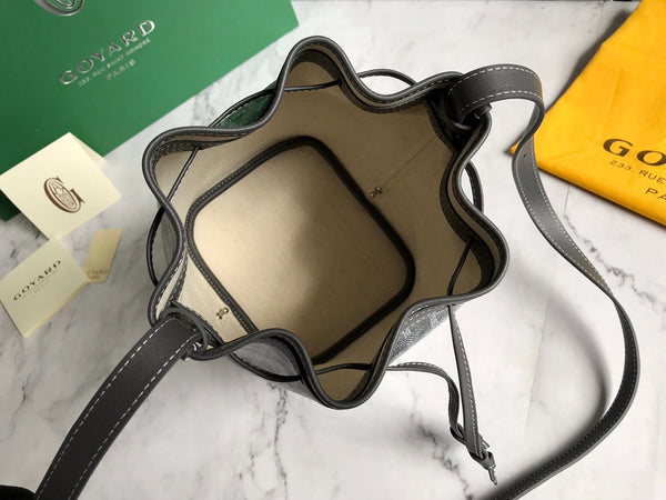 BORSA A SECCHIELLO PETIT FLOT 22 IN TELA GOYARDINE GRIGIA E FINITURE IN PELLE DI AGNELLO