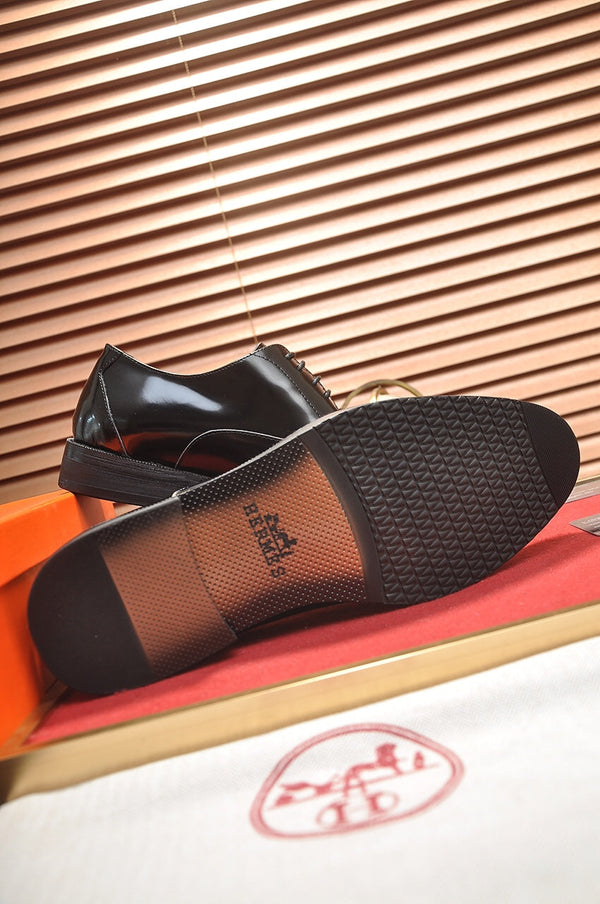 Scarpa da uomo HM in pelle verniciata nera 526106