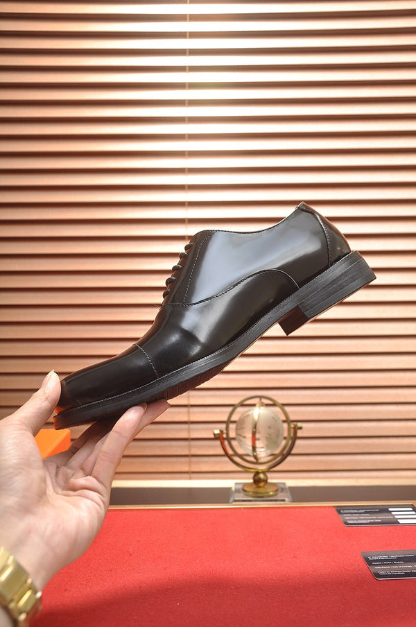 Scarpa da uomo HM in pelle verniciata nera 526106