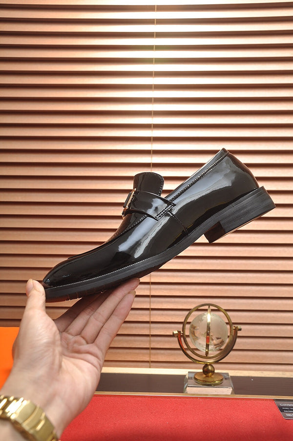 Mocassini da uomo HM in pelle verniciata nera 526110