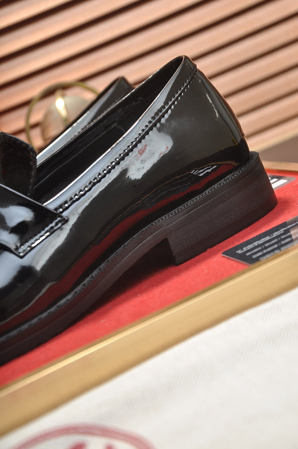 Mocassini da uomo HM in pelle verniciata nera 526110