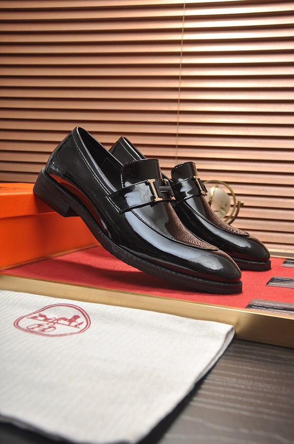 Mocassini da uomo HM in pelle verniciata nera 526110