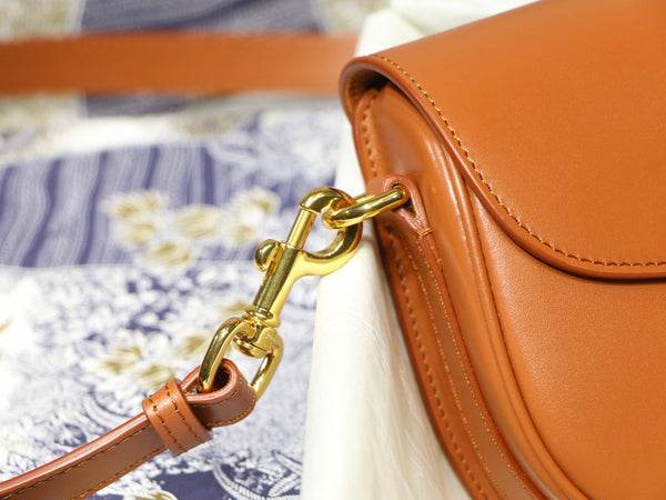 BORSA PICCOLA BOBBY 18 IN PELLE DI VITELLO LUCIDA MARRONE CANNELLA