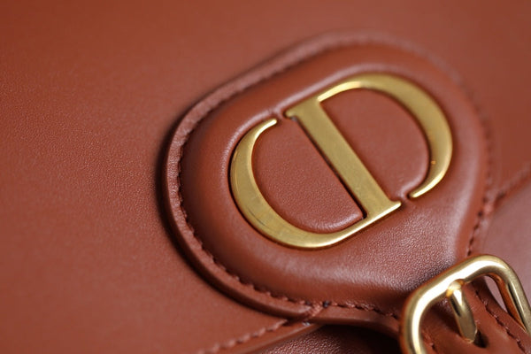 MEDIUM CD BOBBY 22CM DARK TAN CALFSKIN GOLD HARDWARE