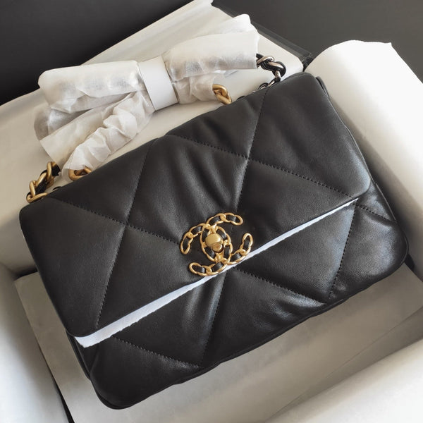BORSA CON PATTA 19 IN PELLE DI CAPRA NERA E FERRAMENTA ORO