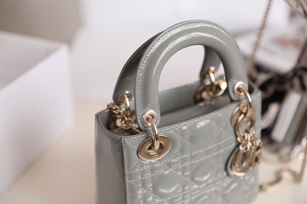 LADY 17 IN GRIGIO CON MOTIVO CANNAGE