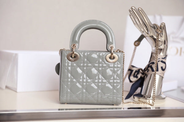 LADY 17 IN GRIGIO CON MOTIVO CANNAGE