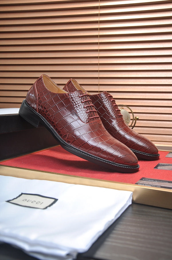 Mocassino da uomo GG in pelle di vacchetta goffrata marrone 526094