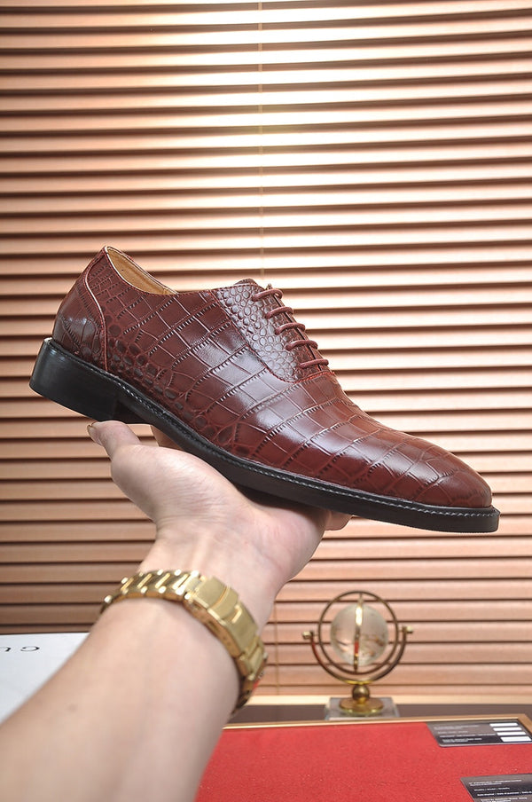 Mocassino da uomo GG in pelle di vacchetta goffrata marrone 526094