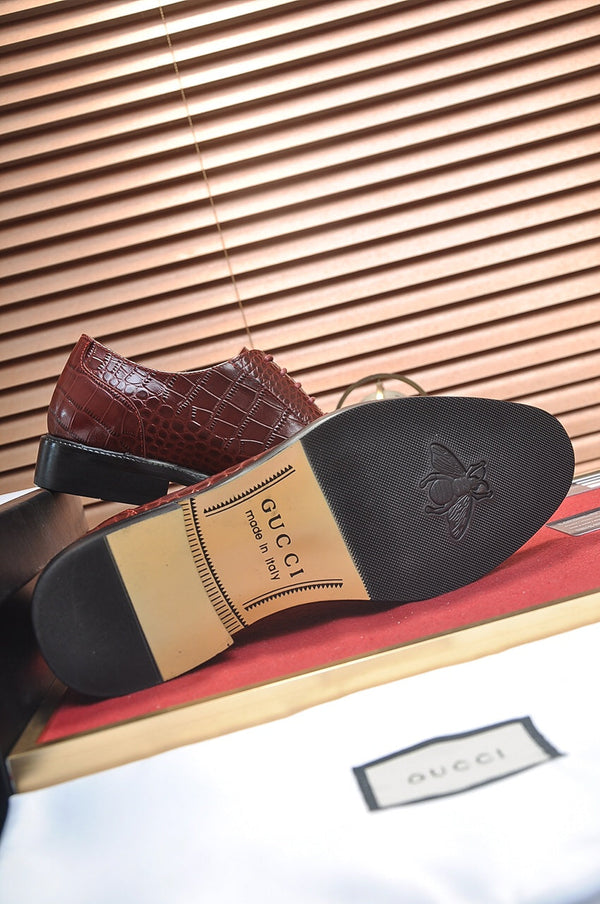 Mocassino da uomo GG in pelle di vacchetta goffrata marrone 526094