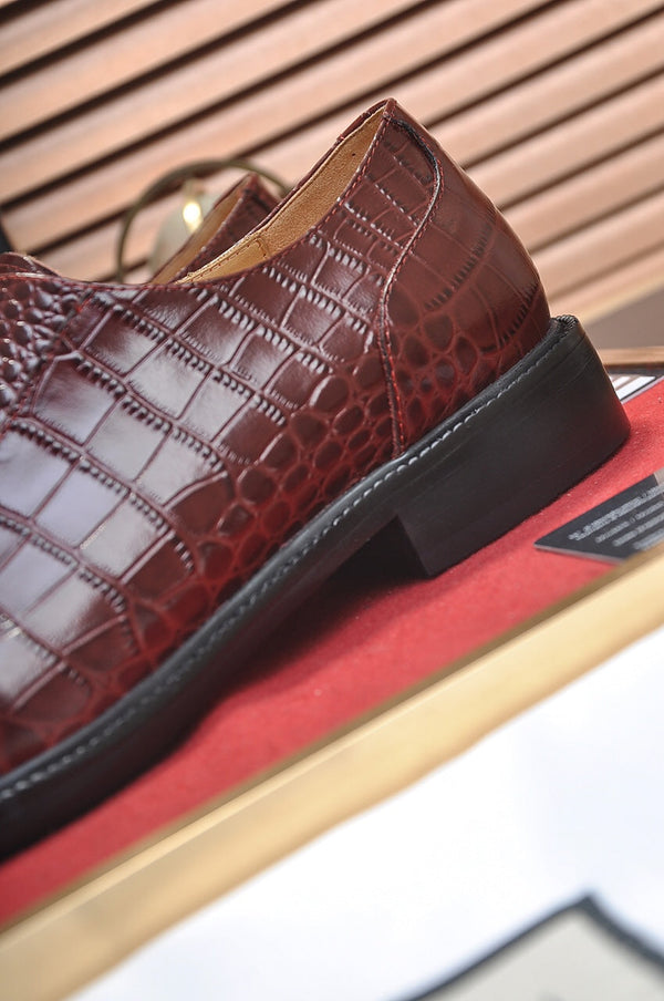 Mocassino da uomo GG in pelle di vacchetta goffrata marrone 526094