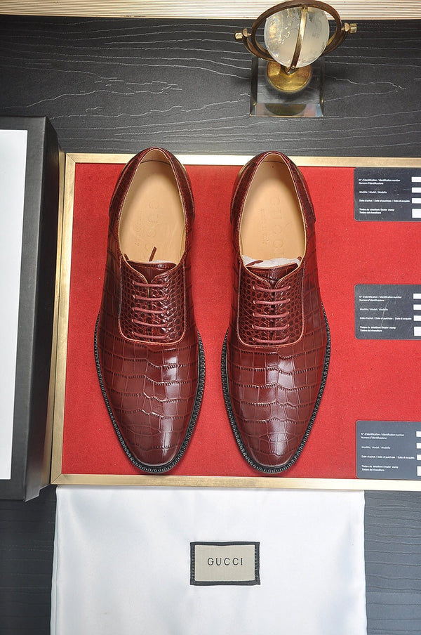 Mocassino da uomo GG in pelle di vacchetta goffrata marrone 526094