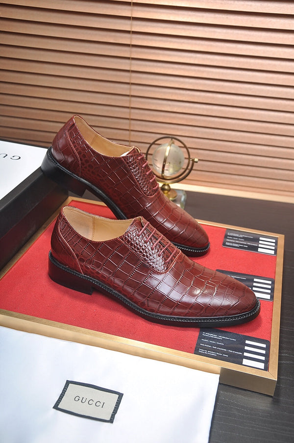 Mocassino da uomo GG in pelle di vacchetta goffrata marrone 526094