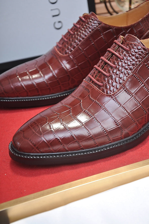 Mocassino da uomo GG in pelle di vacchetta goffrata marrone 526094