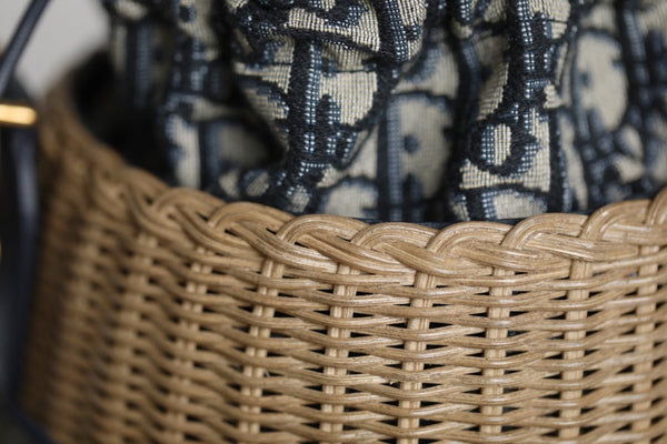 BORSA A SECCHIELLO 19 IN JACQUARD OBLIQUO NERO E VIMINI BEIGE