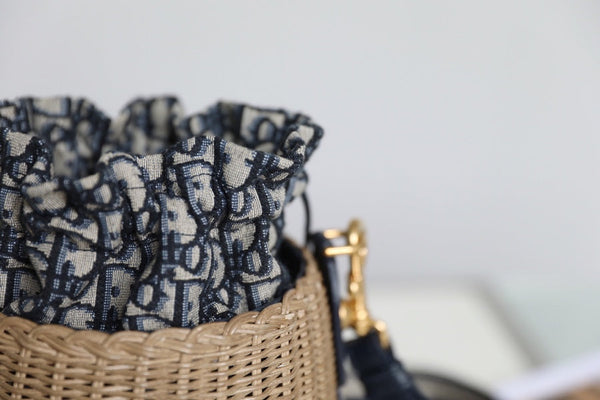 BORSA A SECCHIELLO 19 IN JACQUARD OBLIQUO NERO E VIMINI BEIGE