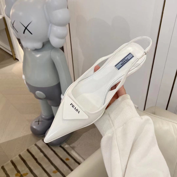 DÉCOLLETÉ CON CINTURINO E LOGO TRIANGOLARE IN PELLE DI VITELLO LUCIDA BIANCA