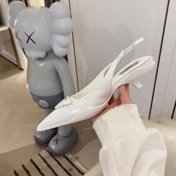 DÉCOLLETÉ CON CINTURINO E LOGO TRIANGOLARE IN PELLE DI VITELLO LUCIDA BIANCA