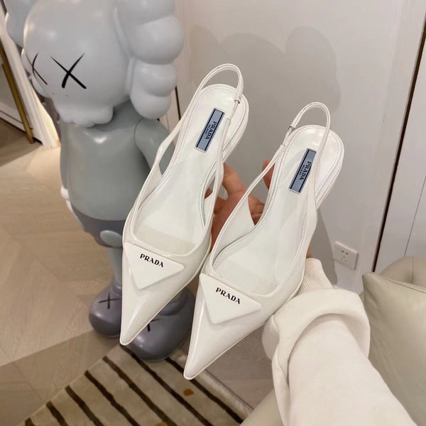 DÉCOLLETÉ CON CINTURINO E LOGO TRIANGOLARE IN PELLE DI VITELLO LUCIDA BIANCA