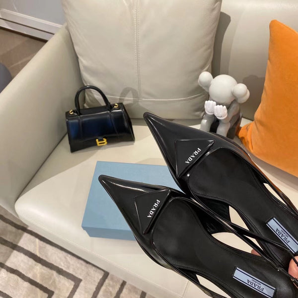 DÉCOLLETÉ CON CINTURINO E LOGO TRIANGOLARE IN PELLE DI VITELLO NERA LUCIDA