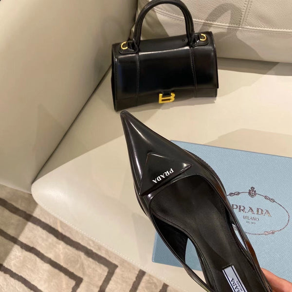 DÉCOLLETÉ CON CINTURINO E LOGO TRIANGOLARE IN PELLE DI VITELLO NERA LUCIDA