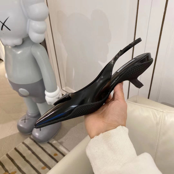 DÉCOLLETÉ CON CINTURINO E LOGO TRIANGOLARE IN PELLE DI VITELLO NERA LUCIDA