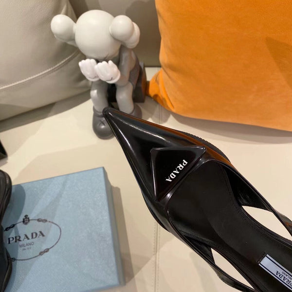 DÉCOLLETÉ CON CINTURINO E LOGO TRIANGOLARE IN PELLE DI VITELLO NERA LUCIDA