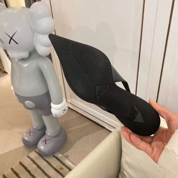 DÉCOLLETÉ CON CINTURINO E LOGO TRIANGOLARE IN PELLE DI VITELLO NERA LUCIDA